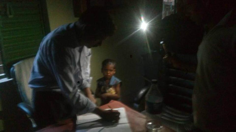 ವಿದ್ಯುತ್ ಇಲ್ಲ : ಜಾರ್ಖಂಡ್ ನ ಈ ಆಸ್ಪತ್ರೆಯ ವೈದ್ಯರಿಗೆ ಮೊಬೈಲ್ ಲೈಟೇ ಗತಿ