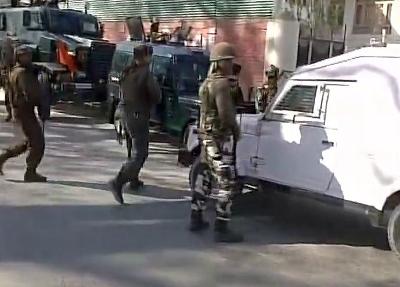 ಸಿಆರ್‌ಪಿಎಫ್ ವಾಹನಗಳ ಮೇಲೆ ಉಗ್ರರ ದಾಳಿ,ಓರ್ವ ಯೋಧ ಸಾವು