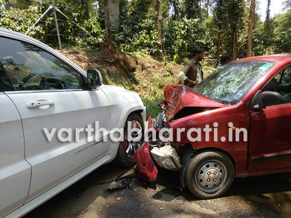 ಕಾರುಗಳ ನಡುವೆ ಢಿಕ್ಕಿ  : ಒಂದೇ ಕುಟುಂಬದ ನಾಲ್ವರು ಗಂಭೀರ ಗಾಯ