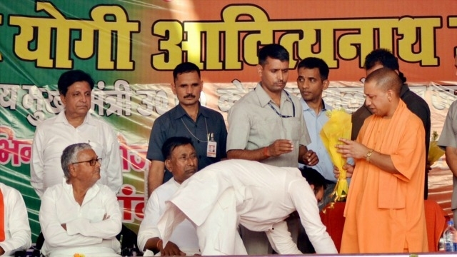 ಉ.ಪ್ರ.ಮುಖ್ಯಮಂತ್ರಿಯೊಂದಿಗೆ ವೇದಿಕೆ ಹಂಚಿಕೊಂಡ ಕೊಲೆ ಆರೋಪಿ ಶಾಸಕ