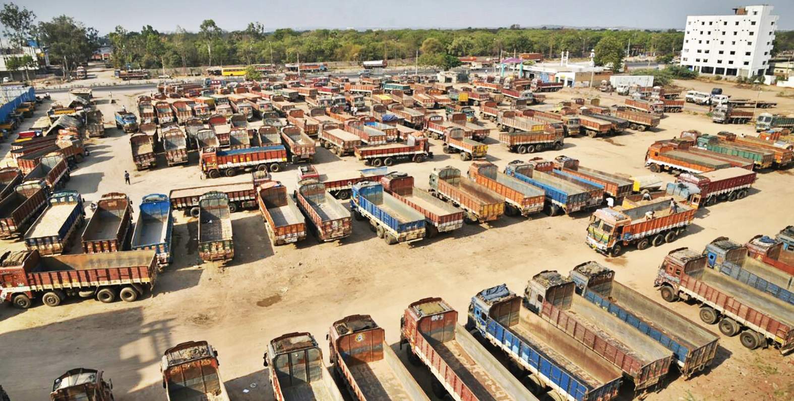 ಅಗತ್ಯ ವಸ್ತುಗಳ ಬೆಲೆ ಏರಿಕೆ; ಜನಸಾಮಾನ್ಯರ ಪರದಾಟ