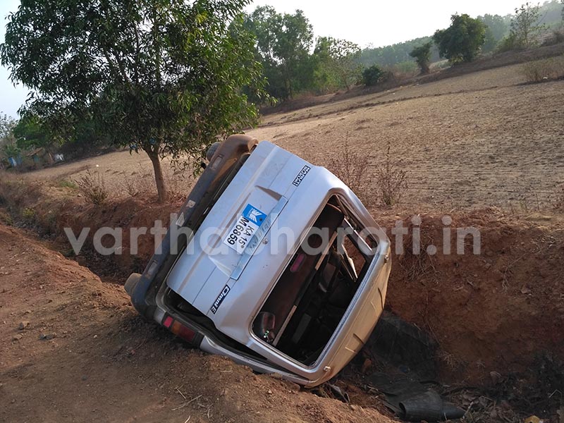 ಒಮಿನಿ ಪಲ್ಟಿ; ರಕ್ಷಿಸಲು ಹೋದ ಜನರಿಗೆ ಕಾರಿನಲ್ಲಿದ್ದವರು ಮಾರಕಾಸ್ತ್ರ ತೋರಿಸಿ ಬೆದರಿಸಿ ಓಡಿಸಿದರು ...!