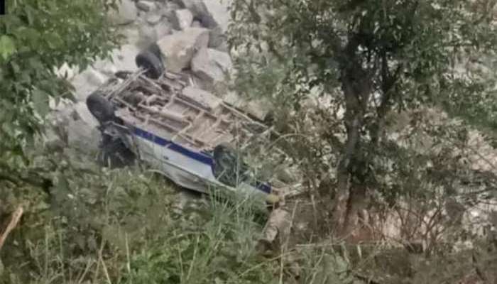 ಕಣಿವೆಗೆ ಉರುಳಿದ ಮಿನಿಬಸ್ 16 ಮಂದಿಗೆ ಗಾಯ