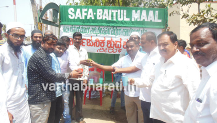 ರಥೋತ್ಸವ ಅಂಗವಾಗಿ ಮುಸ್ಲಿಂ ಯುವಕರಿಂದ ಕುಡಿಯುವ ನೀರು ವಿತರಣೆ