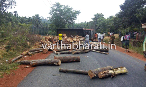 ಬೋಳಿಯಾರ್‌ನಲ್ಲಿ ಮರ ಸಾಗಾಟದ ಲಾರಿ ಪಲ್ಟಿ: ಇಬ್ಬರಿಗೆ ಗಾಯ