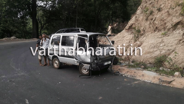 ಚಾರ್ಮಾಡಿಯಲ್ಲಿ ರಸ್ತೆ ಅಪಘಾತ: ಇಬ್ಬರಿಗೆ ಗಾಯ