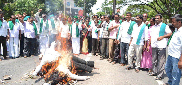 ​ಊರ್ಜಿತ್ ಪಟೇಲ್, ಅರವಿಂದ್ ಸುಬ್ರಹ್ಮಣ್ಯ ಪ್ರತಿಕೃತಿ ದಹನ