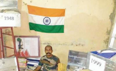 ಹುತಾತ್ಮರ ಕುಟುಂಬಗಳಿಗೆ ಪತ್ರಗಳನ್ನು ಬರೆದು ದೇಶಪ್ರೇಮ ಮೆರೆಯುತ್ತಿರುವ ವಾಚ್‌ಮನ್