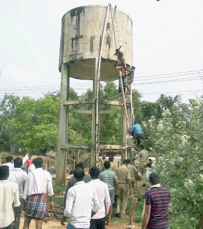 ನೀರಿನ ಟ್ಯಾಂಕ್ ಗೆ ಹತ್ತಿ ಗ್ರಾಮಸ್ಥರನ್ನು ಬೆದರಿಸಿದ ಈತನ ಬೇಡಿಕೆ ಮಾತ್ರ ವಿಚಿತ್ರ!