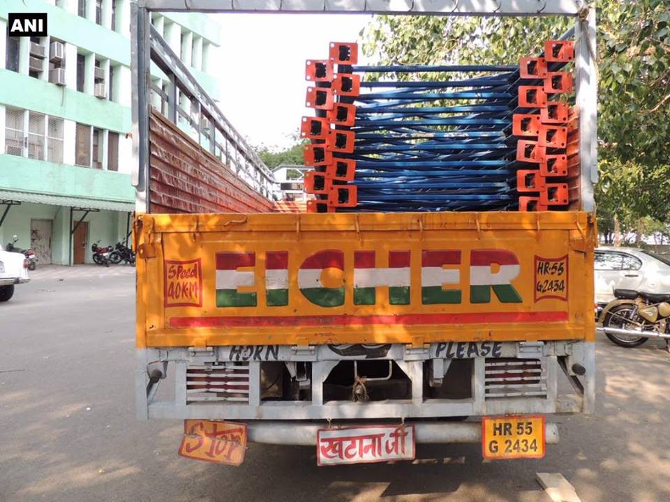 ಈ ಮೊಟ್ಟೆ ಸಾಗಾಟ ವಾಹನದಲ್ಲಿದ್ದ ಚಿನ್ನದ ಪ್ರಮಾಣ ಕೇಳಿದರೆ ನೀವು ಬೆಚ್ಚಿಬೀಳಬಹುದು!