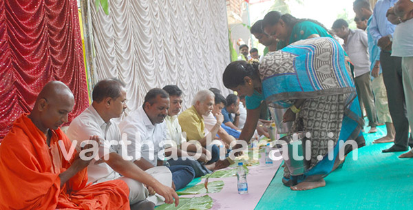 ಪೌರ ಕಾರ್ಮಿಕರ ಕಾಲನಿಯಲ್ಲಿ ವಿವಿಧ ಮಠಾಧಿಪತಿಗಳಿಂದ ಸಹ ಪಂಕ್ತಿ ಭೋಜನ