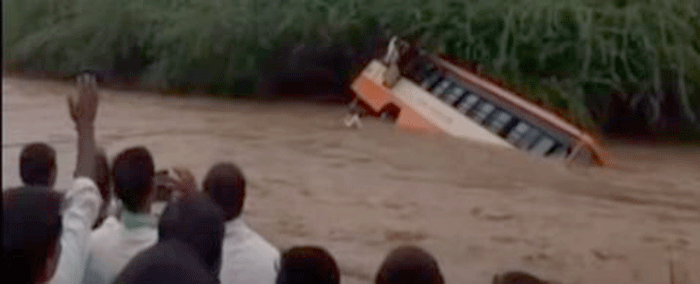 ಪ್ರವಾಹಕ್ಕೆ ಸಿಲುಕಿ ಸೇತುವೆಯಿಂದ ಜಾರಿದ ಬಸ್: ಸಿನಿಮೀಯ ಶೈಲಿಯಲ್ಲಿ ಪ್ರಯಾಣಿಕರನ್ನು ರಕ್ಷಿಸಿದ ಗ್ರಾಮಸ್ಥರು