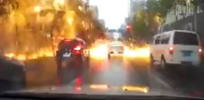 ಜನನಿಬಿಡ ನಗರದ ರಸ್ತೆಯ ಮೇಲೆ ಸುರಿಯಿತು ಬೆಂಕಿ ಮಳೆ: ಭಯಾನಕ ಘಟನೆಯ ವಿಡಿಯೋ ವೈರಲ್