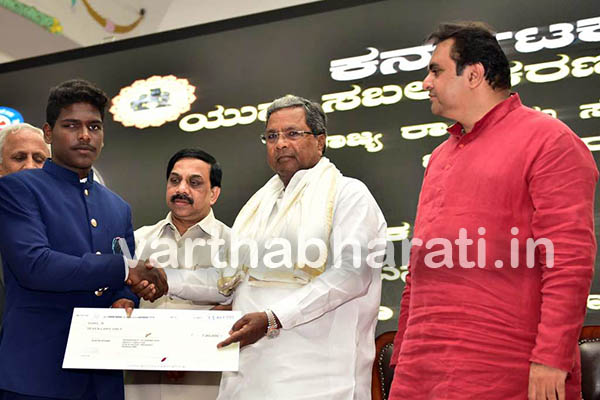 ವಿವಿಗಳು  ವಿದ್ಯಾರ್ಥಿಗಳ ವ್ಯಕ್ತಿತ್ವ ರೂಪಿಸಲು ಶ್ರಮಿಸಬೇಕು: ಮುಖ್ಯಮಂತ್ರಿ ಸಿದ್ದರಾಮಯ್ಯ