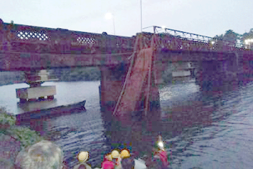 ಕುಸಿದು ನದಿಗೆ ಬಿದ್ದ ಸೇತುವೆ: ಇಬ್ಬರು ಮೃತ್ಯು, ಹಲವರು ನಾಪತ್ತೆ