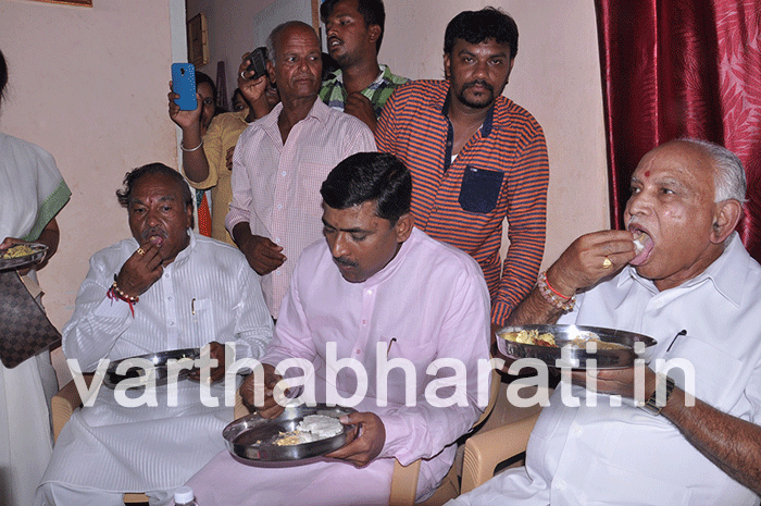 ಹೋಟೆಲ್ ತಿಂಡಿ ತಿಂದು ದಲಿತರ ಮನೆಯೂಟ ಎಂದು ಪೋಸುಕೊಟ್ಟ ರಾಜ್ಯ ಬಿಜೆಪಿ ನಾಯಕರು