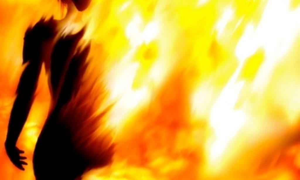 ಗಂಡು ಮಗು ಹೆರಲಿಲ್ಲವೆಂದು ಪತಿಯ ಕಿರುಕುಳ: ಬೆಂಕಿಹಚ್ಚಿ ಮಗುವಿನೊಂದಿಗೆ ಆತ್ಮಹತ್ಯೆ ಮಾಡಿಕೊಂಡ ಮಹಿಳೆ