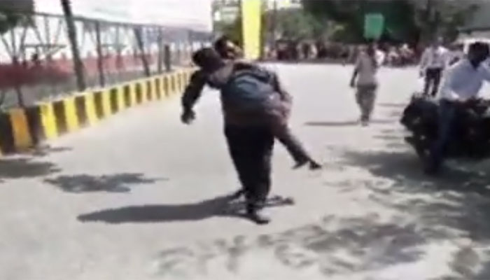 ಮಗನ ಶವವನ್ನು ಹೆಗಲಲ್ಲಿ ಹೊತ್ತು ಸಾಗಿಸಿದ ತಂದೆ