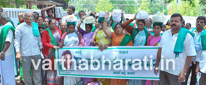 ಕಾಡಾನೆ ತುಳಿತಕ್ಕೆ ಒಳಗಾದವರಿಗೆ ಪರಿಹಾರ ನೀಡಲು ಒತ್ತಾಯಿಸಿ ರೈತ ಸಂಘದಿಂದ ಧರಣಿ