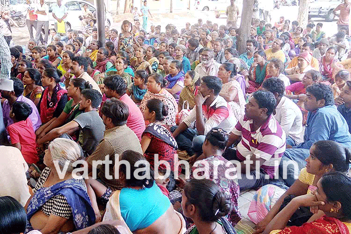 ಗೊಂದಲದ ಗೂಡಾಗುತ್ತಿರುವ ಗೋಮಾಳ ಮಂಜೂರು ಪ್ರಕರಣ: ಜೋಪಡಿ ತೆರವುಗೊಳಿಸಲು ಆಗ್ರಹಿಸಿ ಧರಣಿ