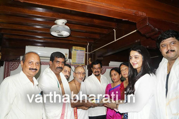 ಕೊಲ್ಲೂರಿನಲ್ಲಿ ಬಾಹುಬಲಿಯ ದೇವಸೇನಾ: ನಟಿಯನ್ನು ನೋಡಲು ಮುಗಿಬಿದ್ದ ಜನ