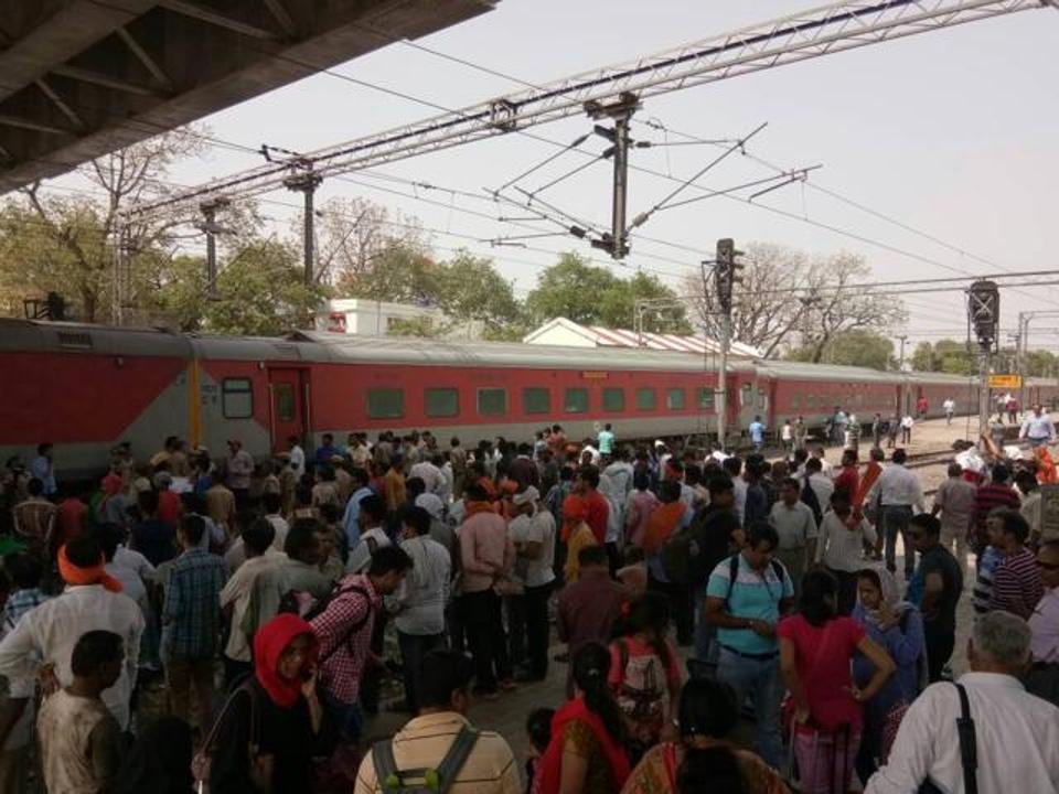 ಉ.ಪ್ರದೇಶದಲ್ಲಿ ಹಳಿ ತಪ್ಪಿದ ಮುಂಬೈ-ಲಕ್ನೋ ಎಕ್ಸ್ ಪ್ರೆಸ್ ರೈಲು