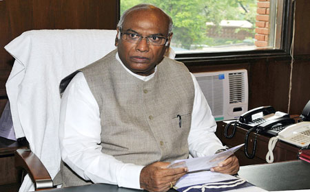 ದಲಿತರ ಮನೆಯಲ್ಲಿ ಬಿಜೆಪಿ ಮುಖಂಡರ ಊಟ ಸಾಧನೆಯೆಂದು ಭಾವಿಸಿದ್ದರೆ ಅದು ದಲಿತರಿಗೆ ಮಾಡಿದ ಅಪಮಾನ: ಖರ್ಗೆ