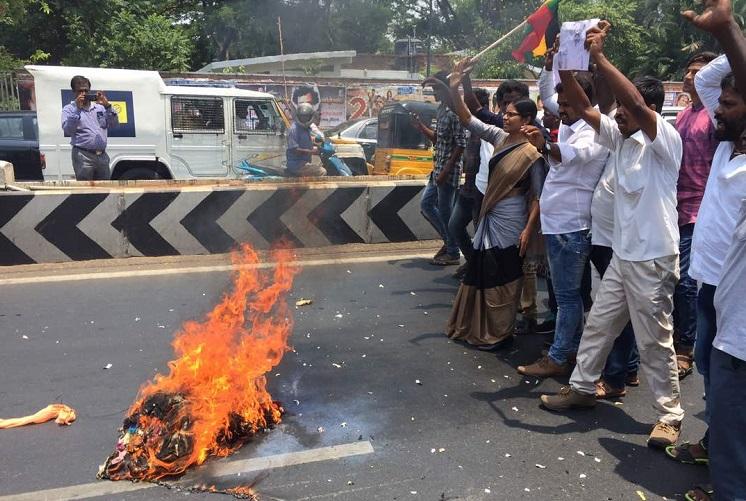 ರಜನಿಕಾಂತ್ ರಾಜಕೀಯ ಪ್ರವೇಶ ವಿರೋಧಿಸಿ ಪ್ರತಿಭಟನೆ,ಹಲವರ ಬಂಧನ
