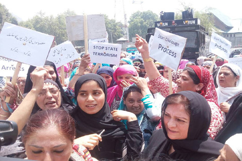 ಮೇಜರ್ ಗೊಗೊಯ್ ರನ್ನು ಸನ್ಮಾನಿಸಿದ ಸೇನೆಯ ಕ್ರಮವನ್ನು ವಿರೋಧಿಸಿ ಎನ್ ಸಿ ಮಹಿಳಾ ಘಟಕದಿಂದ ಪ್ರತಿಭಟನೆ