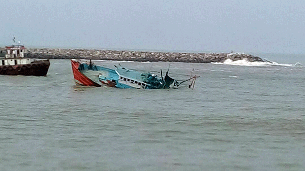 ಬಂದರ್: ಮುಳುಗಿದ ಬೋಟ್; 10 ಮೀನುಗಾರರ ರಕ್ಷಣೆ