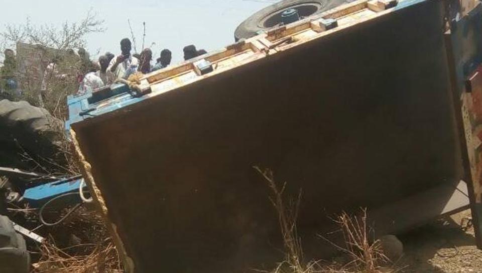 ಟ್ರ್ಯಾಕ್ಟರ್ ಪಲ್ಟಿಯಾಗಿ ಮಹಿಳೆಯರು, ಮಕ್ಕಳು ಸೇರಿ 11 ಮಂದಿ ಮೃತ್ಯು