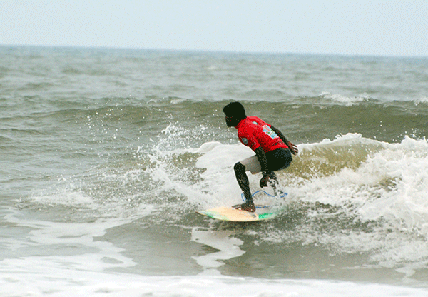 ಕಡಲ ಅಲೆಗಳ ಜತೆ ಮೈ ನವಿರೇಳಿಸುವ ಸರ್ಫರ್‌ಗಳ ಸಾಹಸ!