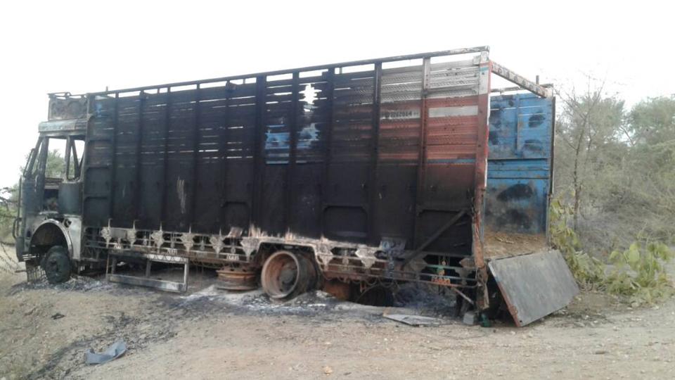 ಗೋಸಾಗಾಟದ ಸಂಶಯ: ಟ್ರಕ್ ಗೆ ಬೆಂಕಿ ಹಚ್ಚಿದ ಪ್ರಕರಣದಲ್ಲಿ ಆರೆಸ್ಸೆಸ್ ಕಾರ್ಯಕರ್ತ ಸಹಿತ ಐವರ ಬಂಧನ