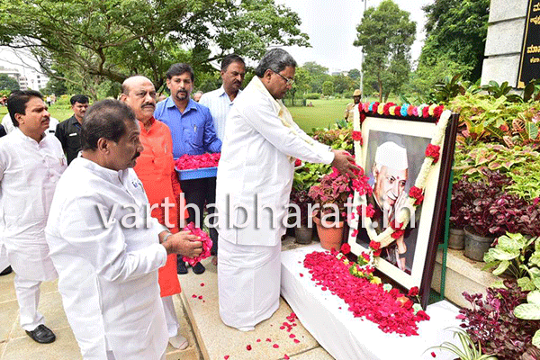 ನೆಹರು ಹಾದಿಯಲ್ಲಿ ನಡೆಯೋಣ: ಸಿದ್ದರಾಮಯ್ಯ