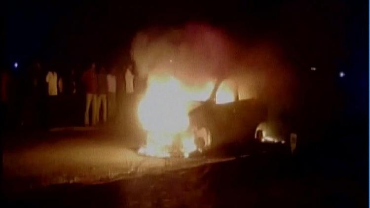 ಕಾರಿಗೆ ಬೆಂಕಿ: ಮೂರು ಮಂದಿ ಸಜೀವ ದಹನ