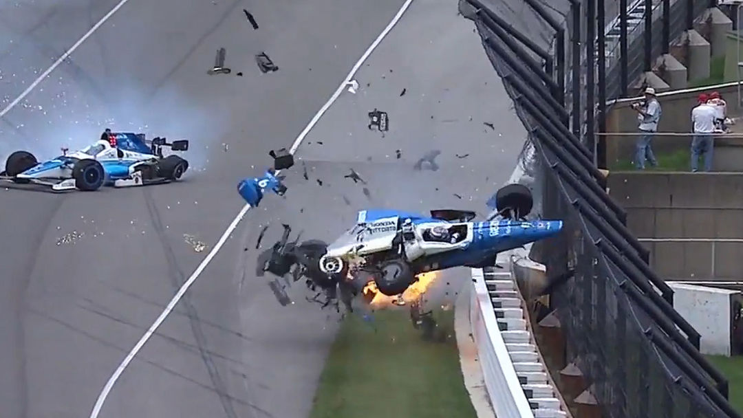 ಇಂಡಿ ರೇಸ್‌ನಲ್ಲಿ ಭೀಕರ ಅಪಘಾತ; ಚಾಲಕ ಪಾರು