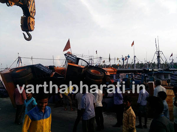 ಮಲ್ಪೆಯಲ್ಲಿ ತಪ್ಪಿದ ಅನಾಹುತ: ನೀರು ಪಾಲಾಗಲಿದ್ದ ಕ್ರೇನ್