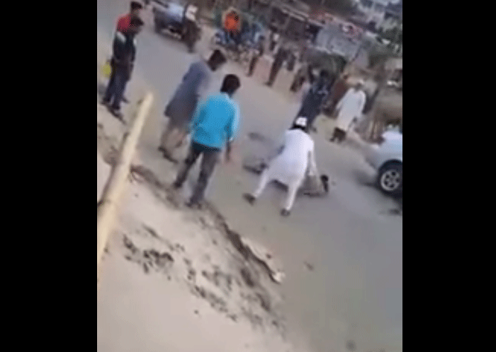 ಕಾಶ್ಮೀರಿ ವಿದ್ಯಾರ್ಥಿಗಳು ಸಿಆರ್ ಪಿಎಫ್ ಯೋಧನನ್ನು ಕೊಲ್ಲುತ್ತಿರುವ ವೀಡಿಯೋದ ಅಸಲಿಯತ್ತು ಇಲ್ಲಿದೆ