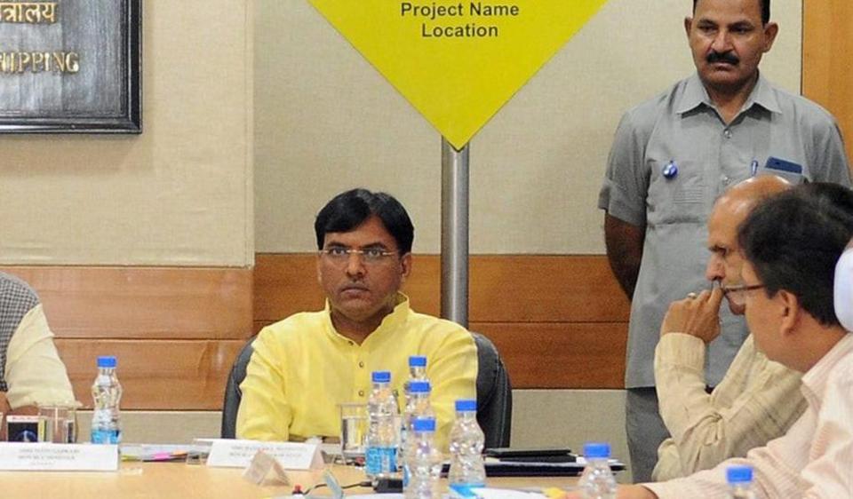 ಕೇಂದ್ರ ಸಚಿವ ಮಾಂಕುಶ್‌ ಮಾಂಡವ್ಯ ಮೇಲೆ ಶೂ ಎಸೆತ