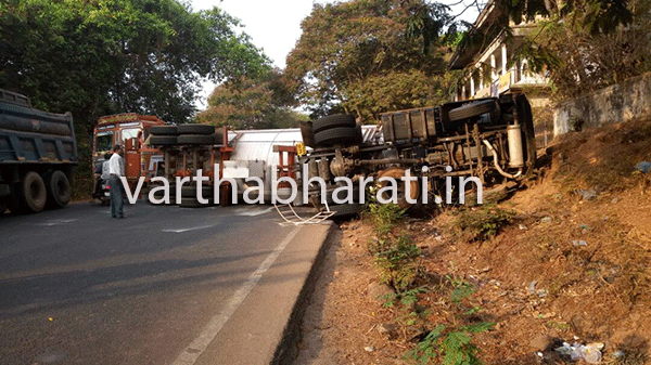 ಕುಮಟಾ: ಮಂಗಳೂರಿಗೆ ಬರುತ್ತಿದ್ದ ಗ್ಯಾಸ್ ಟ್ಯಾಂಕರ್ ಪಲ್ಟಿ