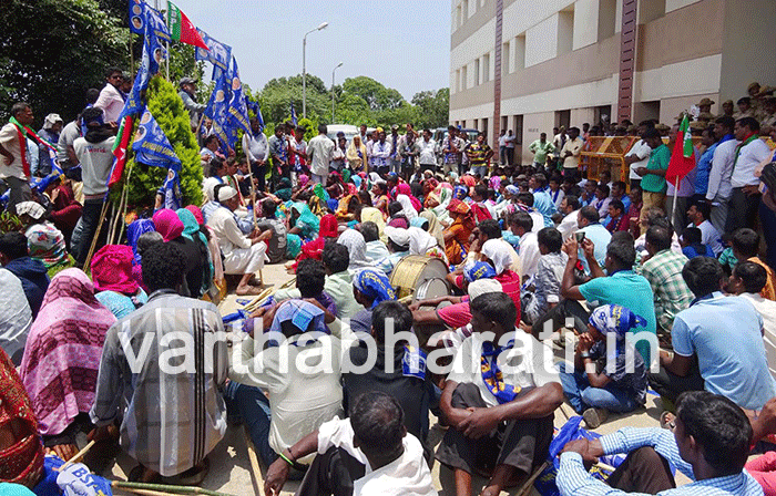 ಡಿಸಿ ಕಚೇರಿ ಮುಂಭಾಗ ಪಾಲೇಮಾಡು ನಿವಾಸಿಗಳಿಂದ ಧರಣಿ