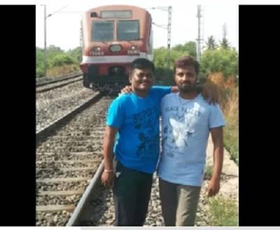 ಹಳಿಯಲ್ಲಿ ಸೆಲ್ಫೀ ತೆಗೆಯುತ್ತಿದ್ದ ವ್ಯಕ್ತಿ ರೈಲು ಬಡಿದು ಸಾವು ; ಕೈ ಕಳೆದುಕೊಂಡ ಸ್ನೇಹಿತ