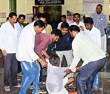 ಜಿಲ್ಲಾಧಿಕಾರಿ ಕಚೇರಿಯಲ್ಲೇ ಆತ್ಮಾಹುತಿಗೆ ಯತ್ನ