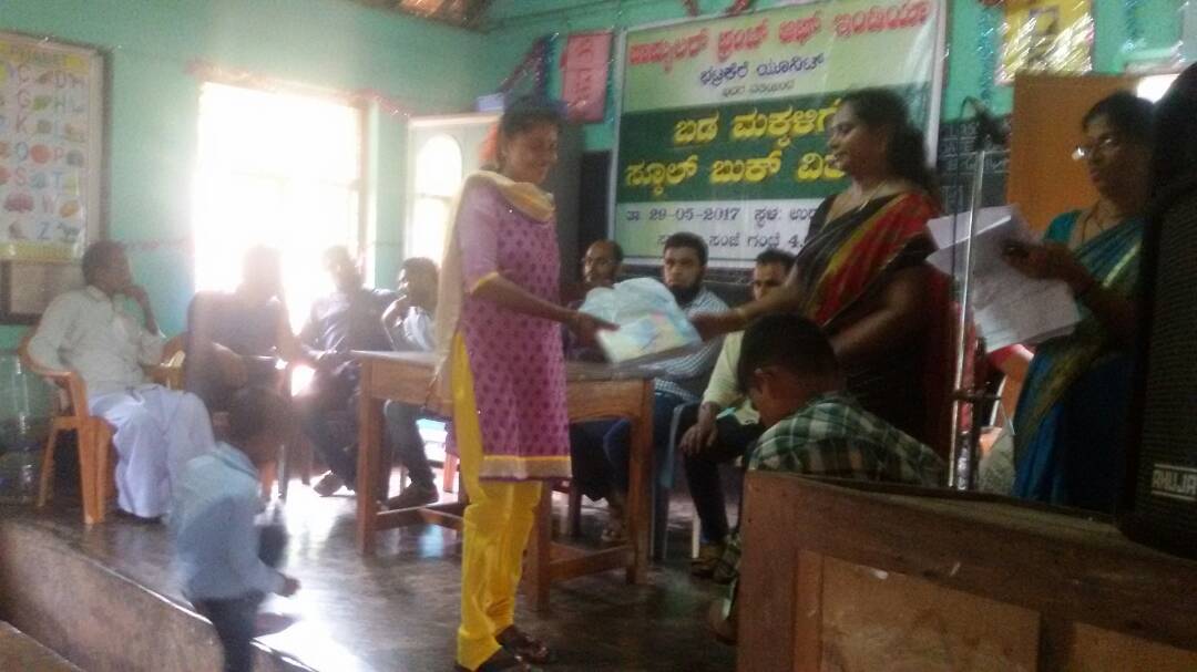 ಪೆರ್ಮುದೆ: ಪಾಪ್ಯುಲರ್ ಫ್ರಂಟ್ ವತಿಯಿಂದ ಪುಸ್ತಕ ವಿತರಣೆ