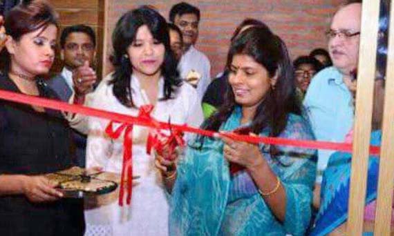 ಬಿಯರ್ ಬಾರ್ ಉದ್ಘಾಟಿಸಿದ ಯೋಗಿ ಸಂಪುಟ ಸಚಿವೆ!