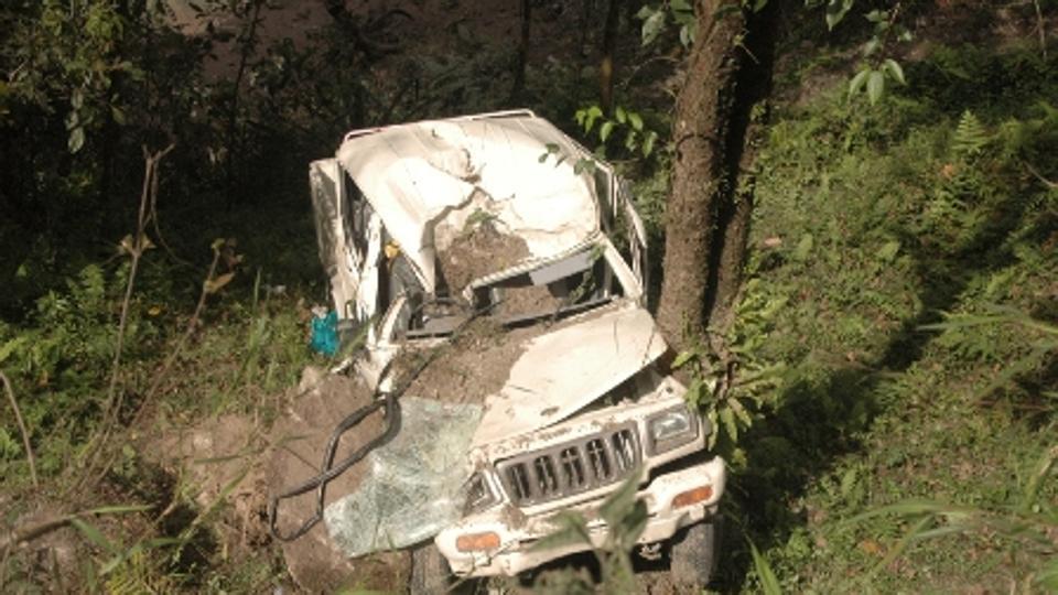 ಭೀಕರ ರಸ್ತೆ ಅಪಘಾತ: 6 ಪ್ರವಾಸಿಗರು ಸ್ಥಳದಲ್ಲೇ ಮೃತ್ಯು
