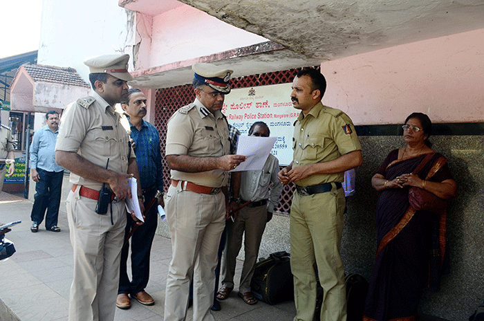 ರೈಲ್ವೆ ನಿಲ್ದಾಣದಲ್ಲಿರುವ ಪ್ರೀಪೇಡ್ ಸರ್ವಿಸ್ ಸೆಂಟರ್‌ ಗೆ ಕಮಿಷನರ್ ಭೇಟಿ