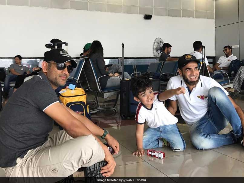 ಮತ್ತೊಮ್ಮೆ ಸರಳತೆ ಮೆರೆದ ಧೋನಿ: ತಾಹಿರ್ ಮಗನೊಂದಿಗೆ ಆಟವೋ ಆಟ