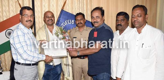 8 ಲಕ್ಷ ರೂ.ಮೌಲ್ಯದ ಚೆಕ್ಕುಗಳನ್ನು ಹಿಂದಿರುಗಿಸಿದ ಶಕೀಲ್ ಮುಲ್ಲಾರಿಗೆ ಸನ್ಮಾನ