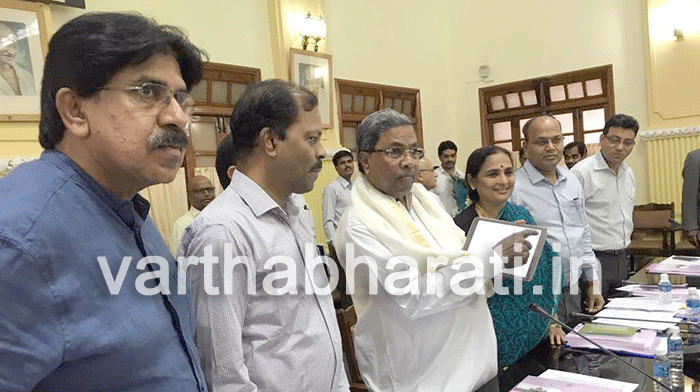 ಜಿಲ್ಲೆಗಳ ಪ್ರಗತಿ ಪರಿಶೀಲನೆಗೆ 2 ದಿನ ಮೀಸಲಿಡಿ: ಉಸ್ತುವಾರಿ ಕಾರ್ಯದರ್ಶಿಗಳಿಗೆ ಸಿದ್ದರಾಮಯ್ಯ ಸೂಚನೆ